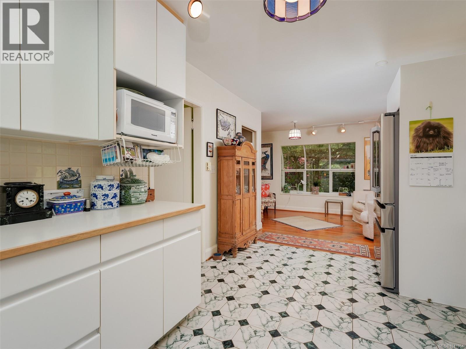 2550 Queenswood Dr, Saanich