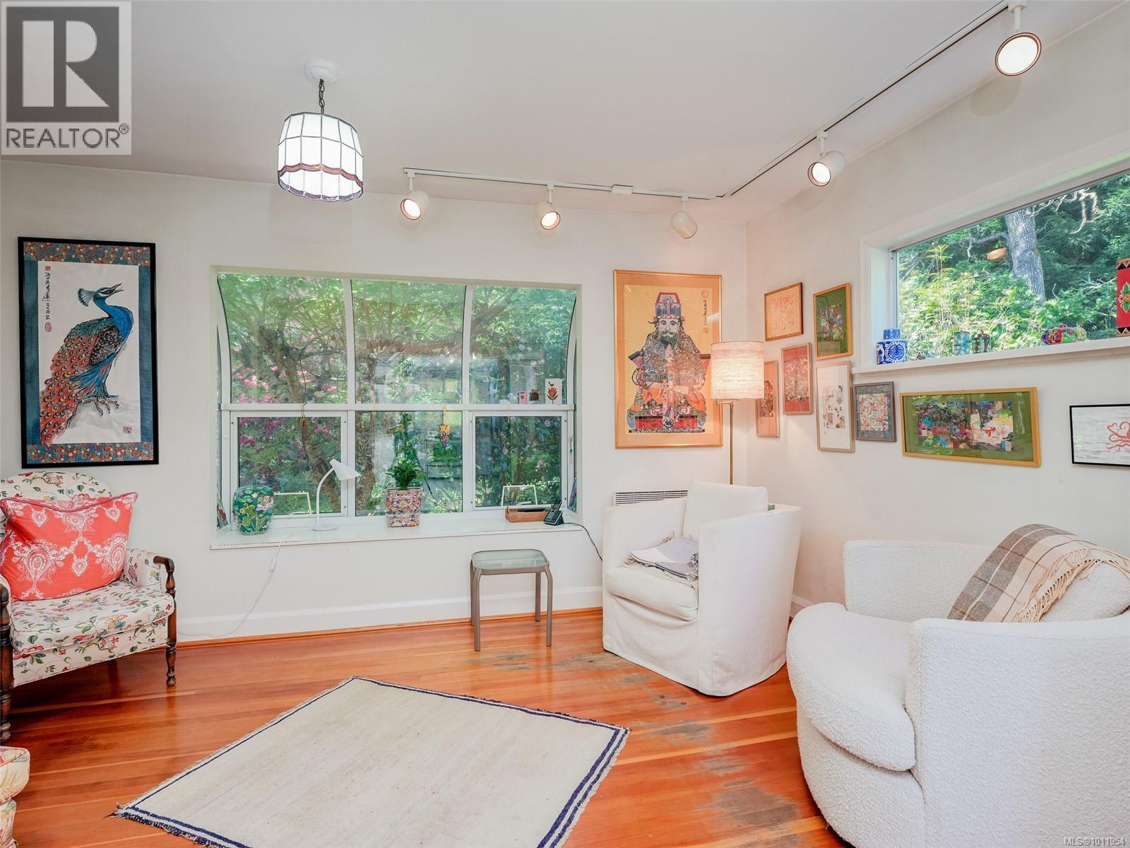 2550 Queenswood Dr, Saanich