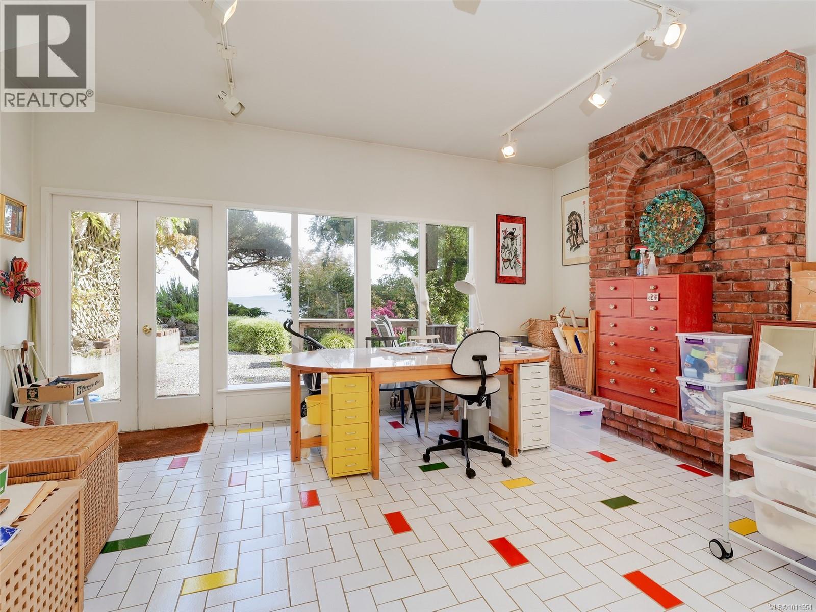 2550 Queenswood Dr, Saanich