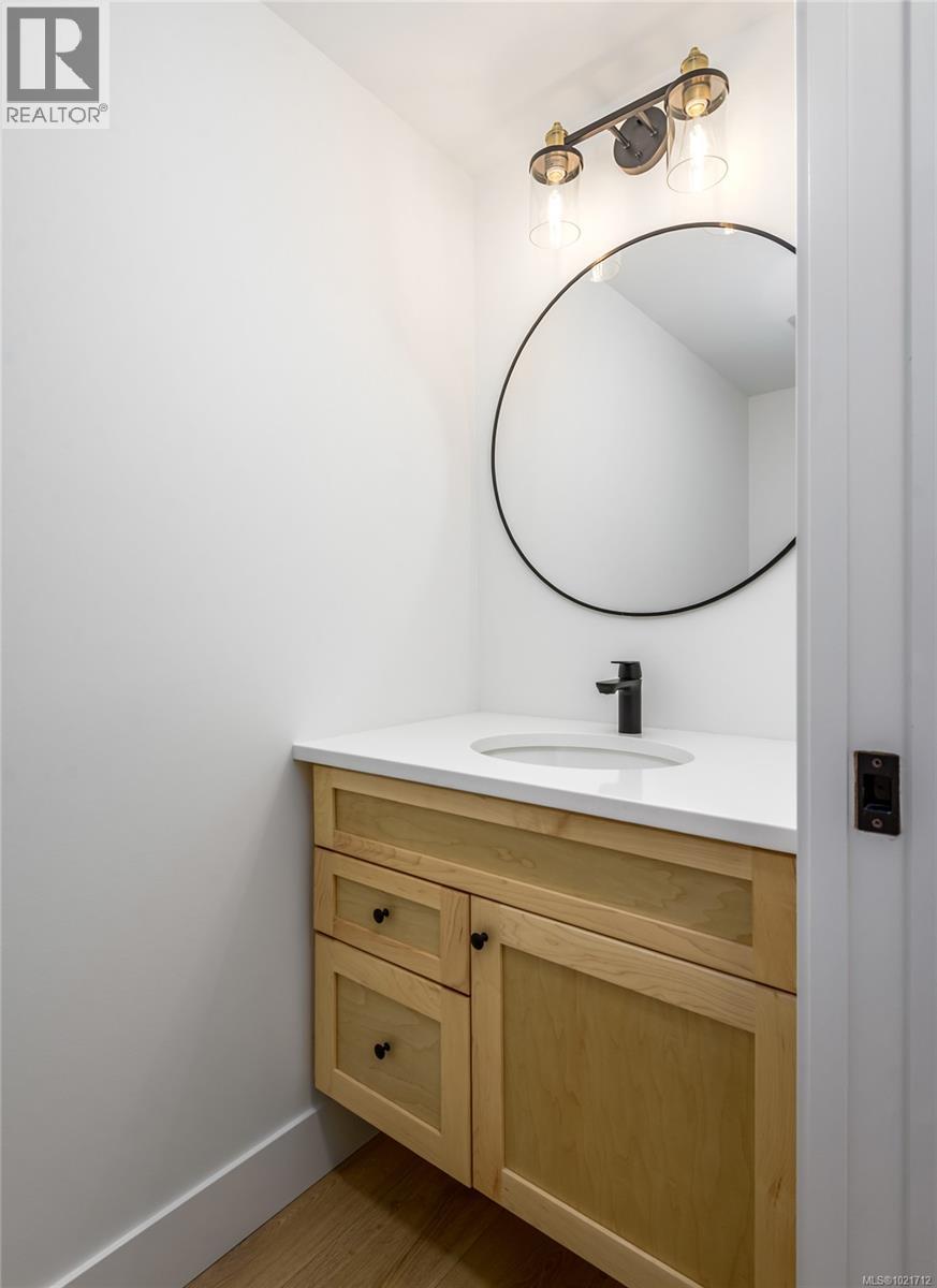 B 1044 Lazo Rd, Comox