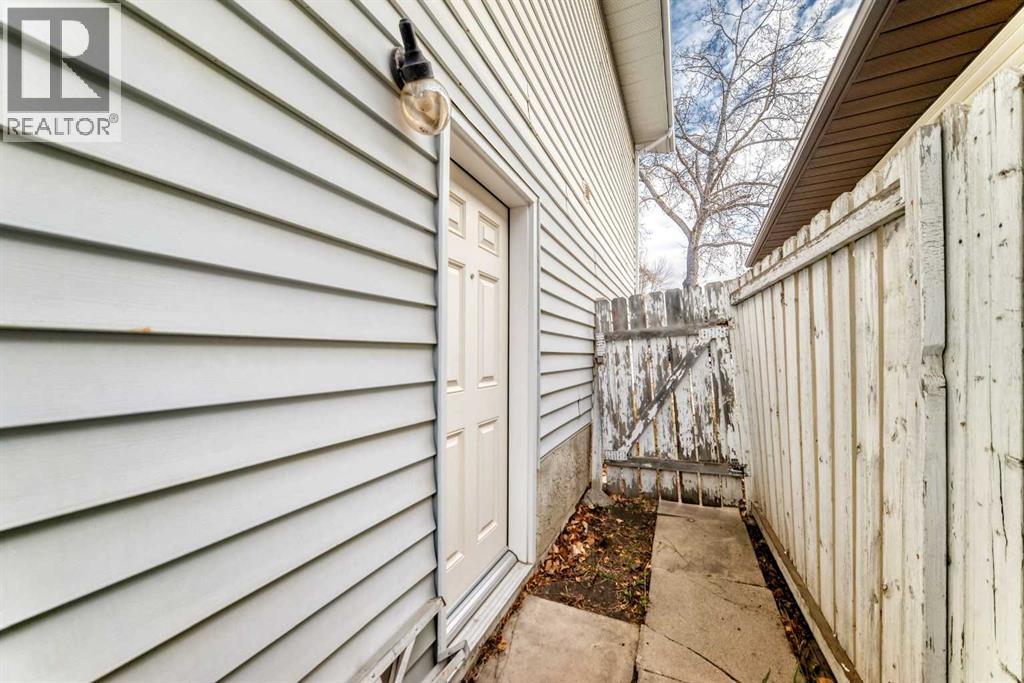 Single Family House 4 Level for Sale in  Hawkwood Boulevard NW Hawkwood Calgary 