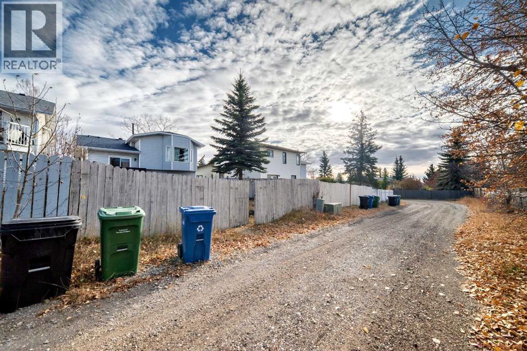 Single Family House 4 Level for Sale in  Hawkwood Boulevard NW Hawkwood Calgary 