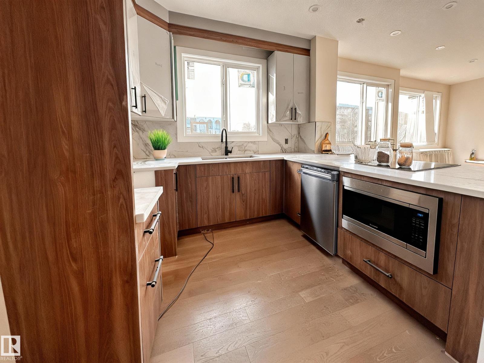 14807 98 AV NW, Edmonton