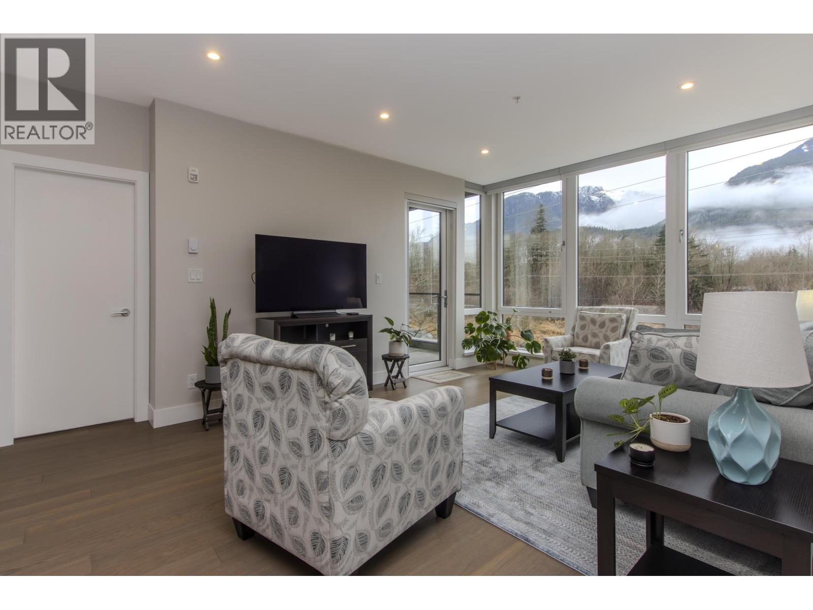 202 1870 DOWAD DRIVE, Squamish