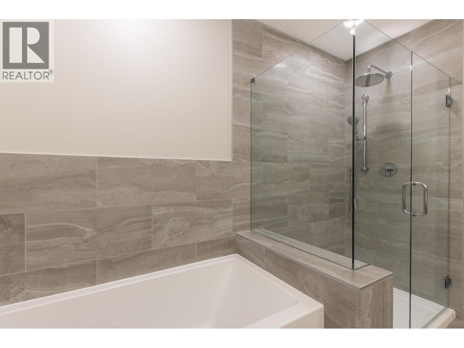 202 1870 DOWAD DRIVE, Squamish