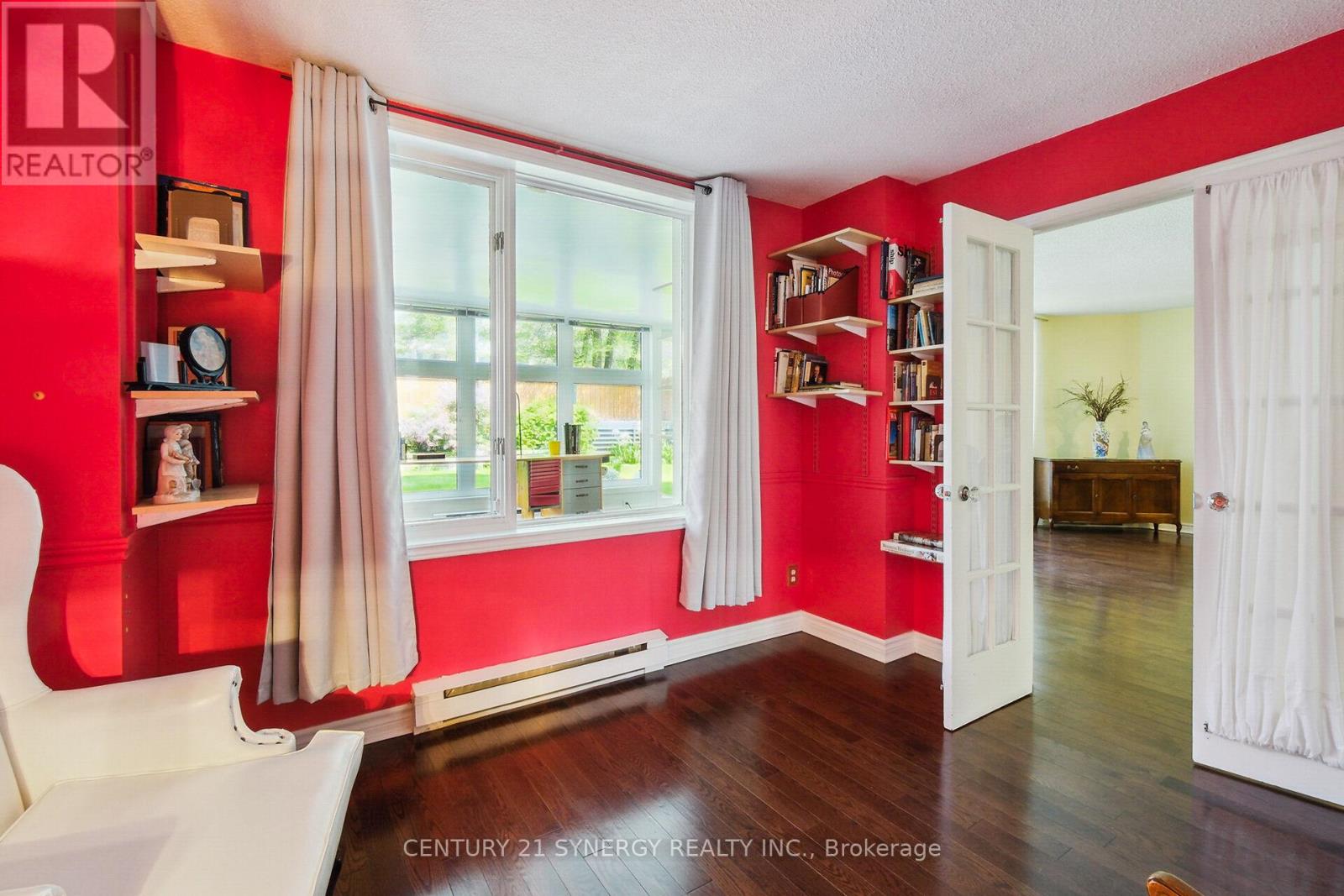 Window to the solarium with plenty of light