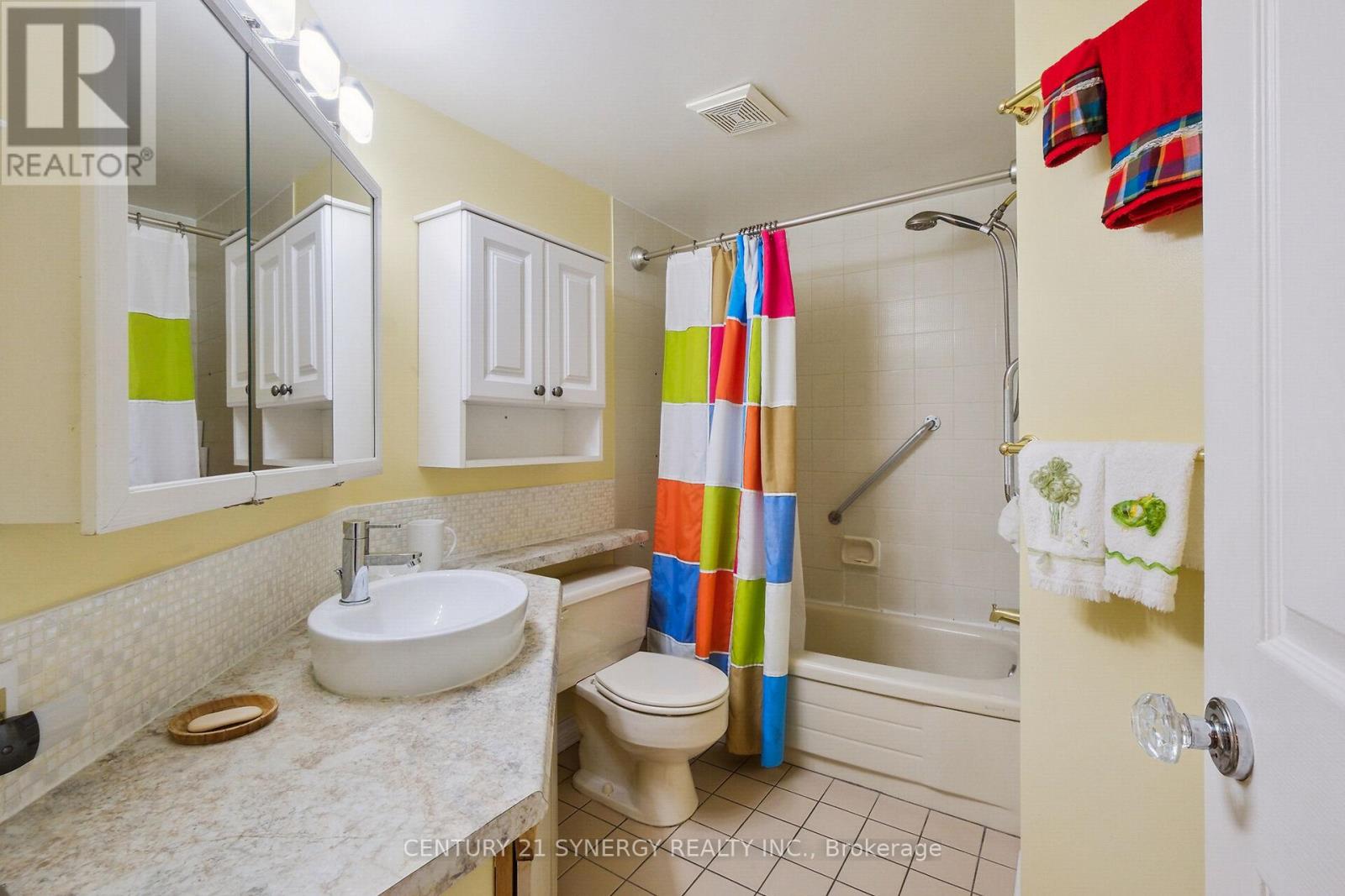 Full bathroom right off of the foyer