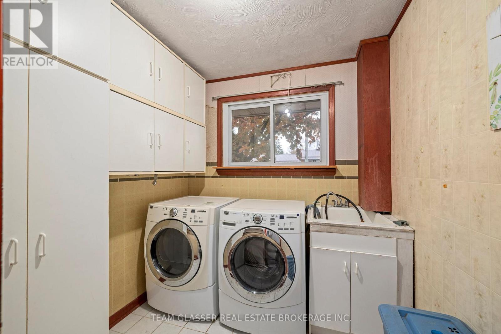 Single Family House Bungalow for Sale in  CENTRE STREET North Middlesex (Parkhill) 