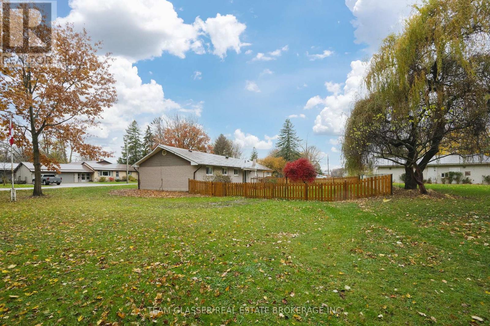 Single Family House Bungalow for Sale in  CENTRE STREET North Middlesex (Parkhill) 