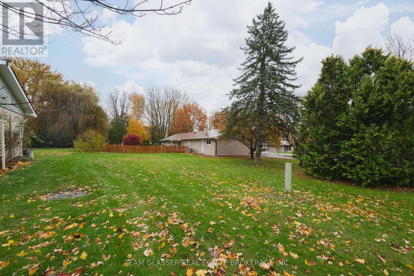 Single Family House Bungalow for Sale in  CENTRE STREET North Middlesex (Parkhill) 