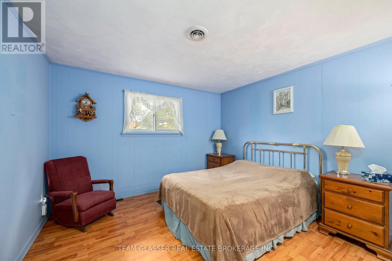 Single Family House Bungalow for Sale in  CENTRE STREET North Middlesex (Parkhill) 