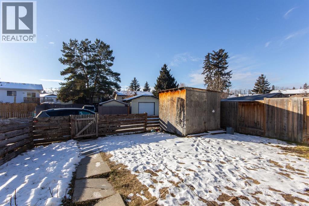 Single Family House 4 Level for Sale in  Gibson Close Glendale Red Deer 