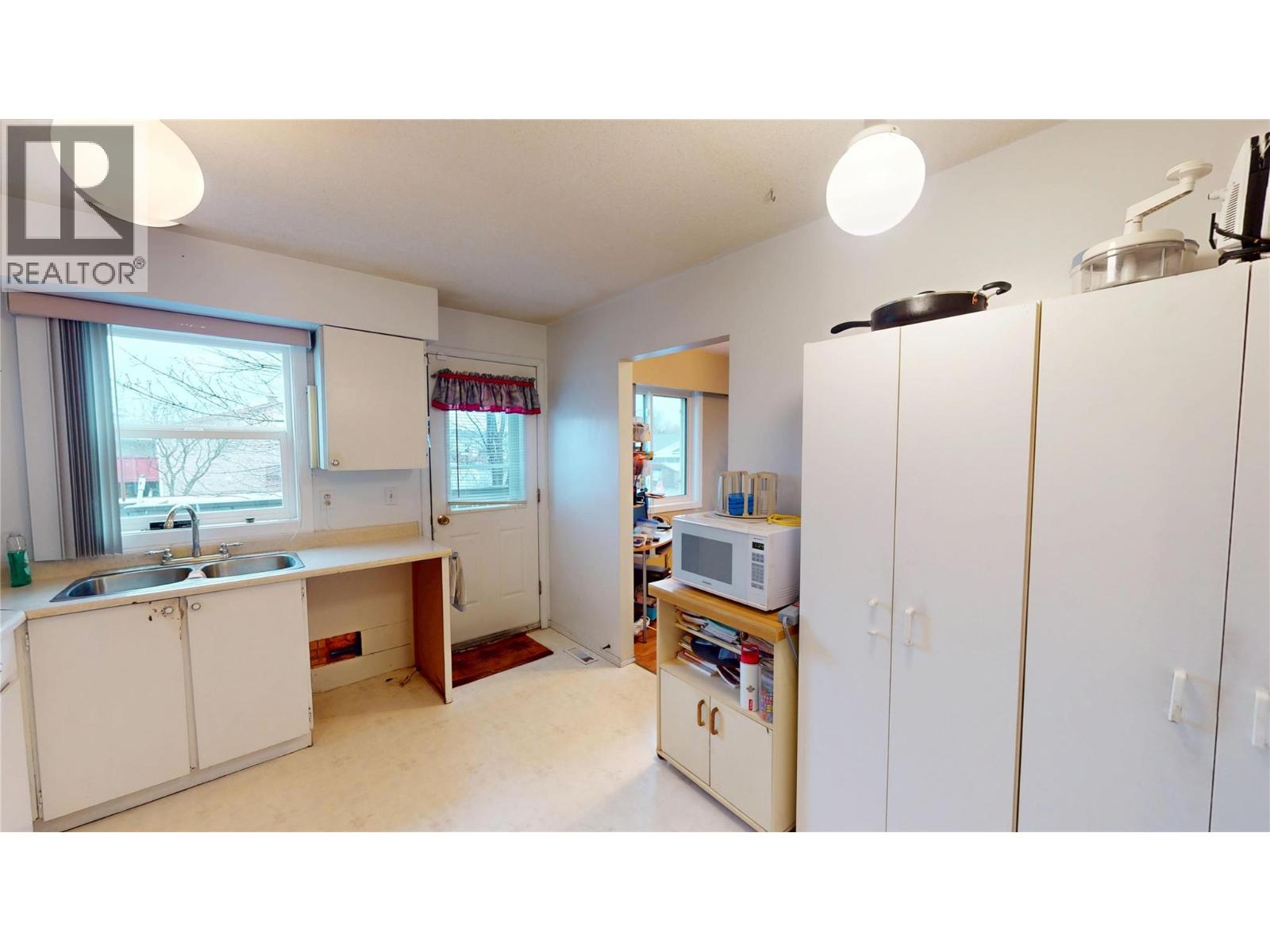 2200 Kokanee Drive N, Cranbrook