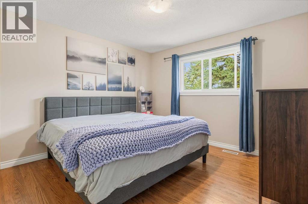 Single Family House Bi-level for Sale in  Murray Place NE Mayland Heights Calgary 