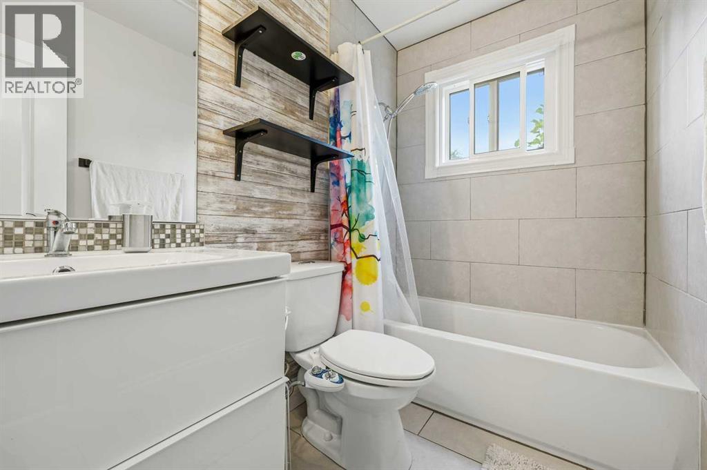 Single Family House Bi-level for Sale in  Murray Place NE Mayland Heights Calgary 