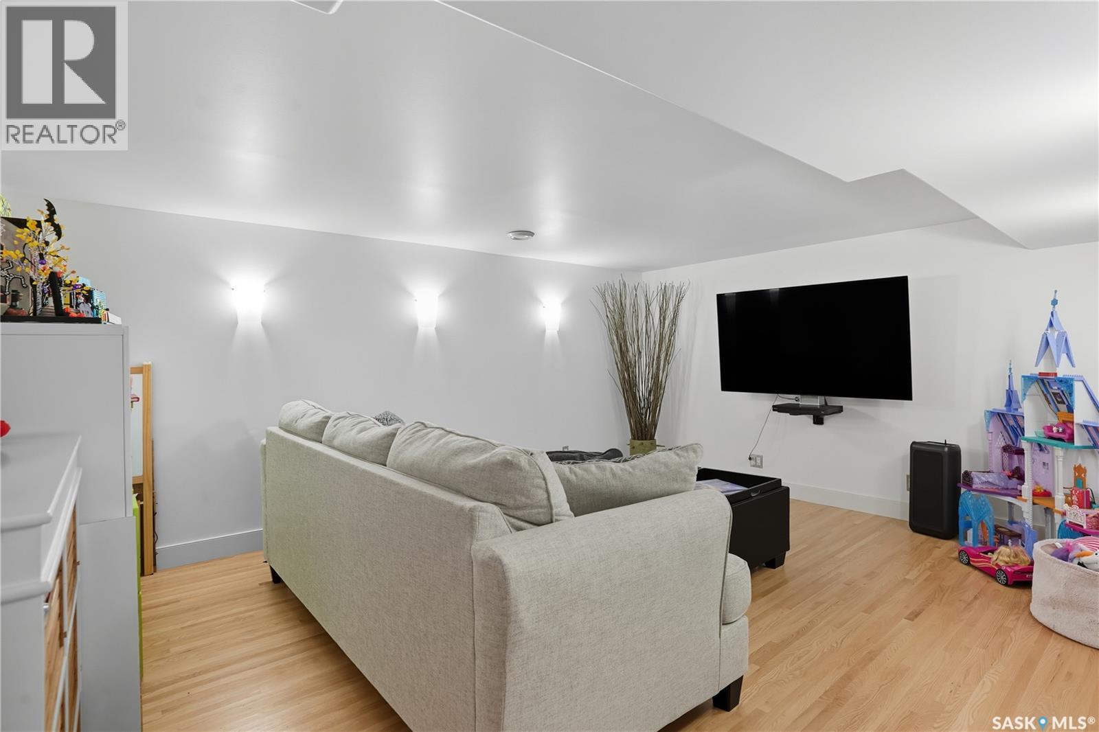 Single Family House 2 Level for Sale in  Leslie PLACE Regina 