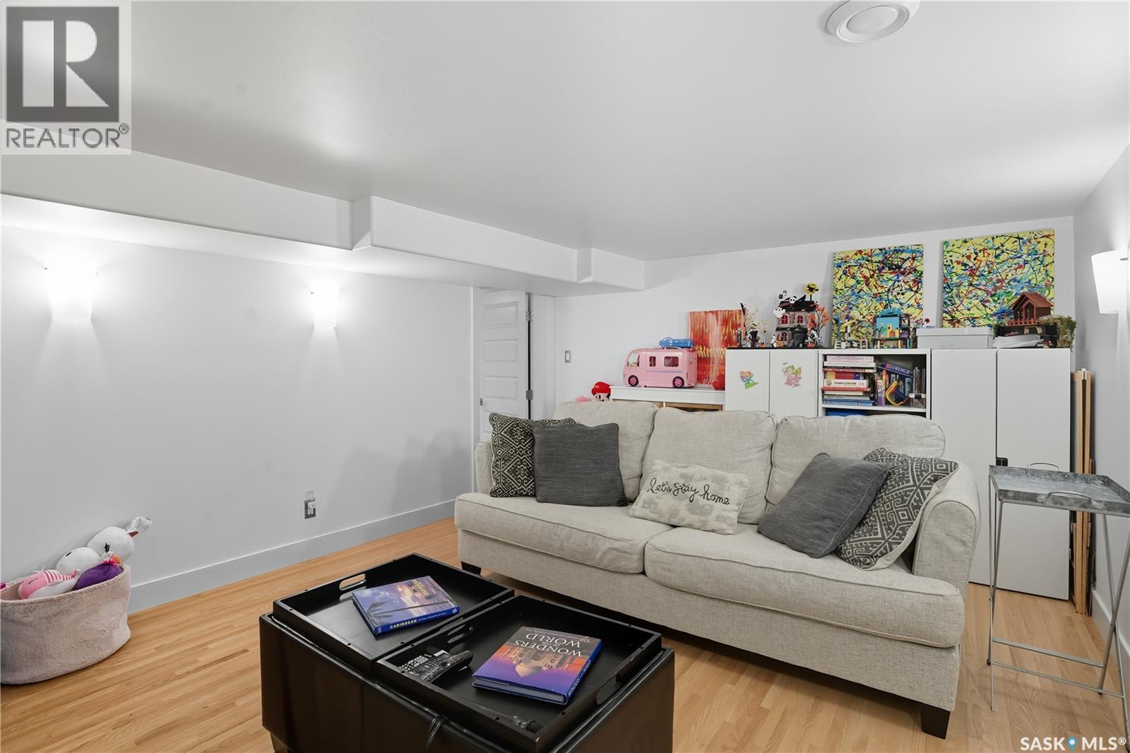 Single Family House 2 Level for Sale in  Leslie PLACE Regina 