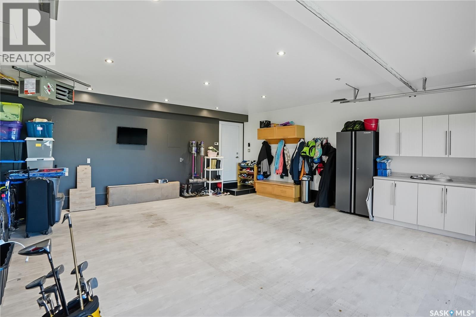 Single Family House 2 Level for Sale in  Leslie PLACE Regina 