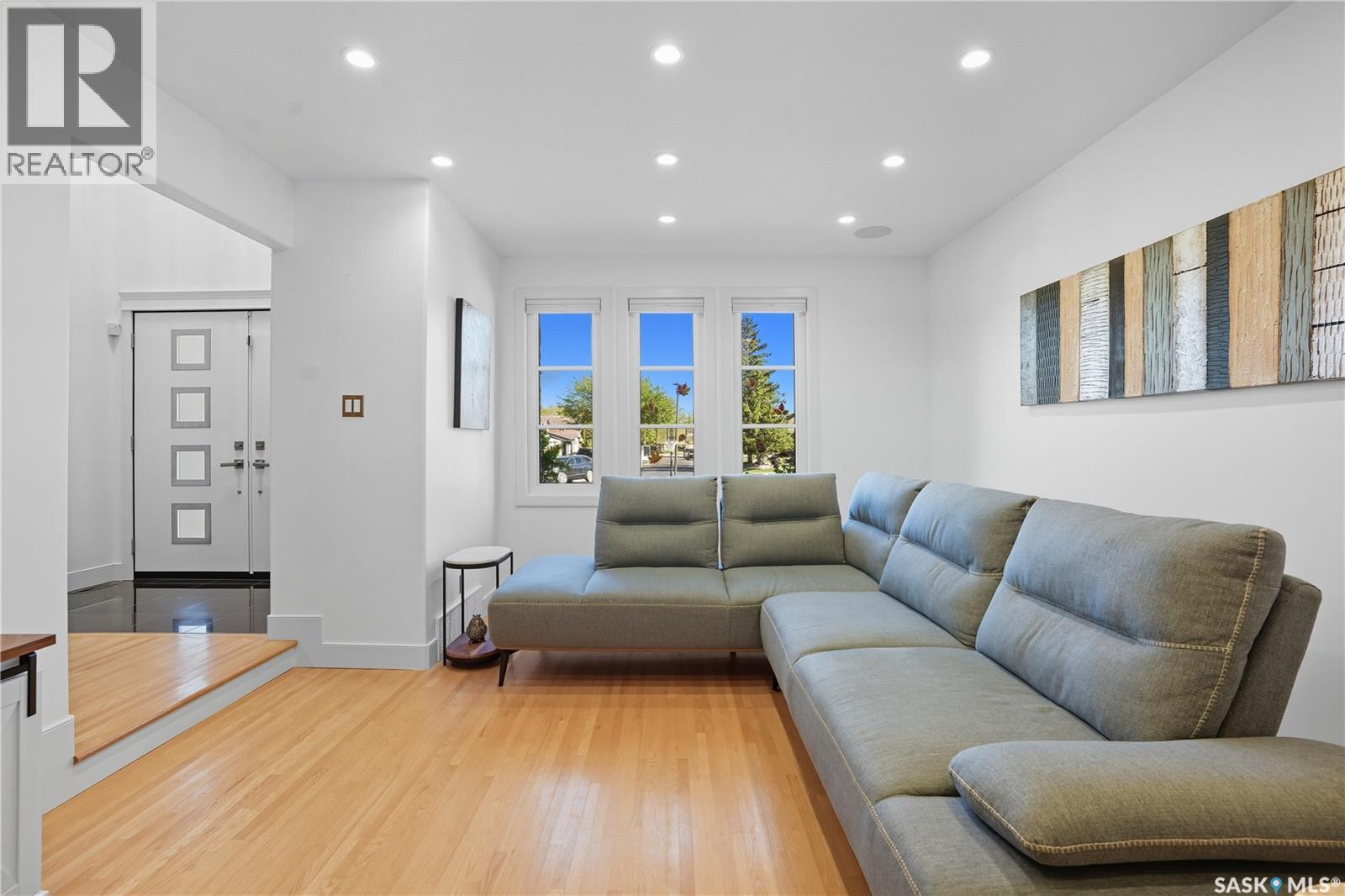 Single Family House 2 Level for Sale in  Leslie PLACE Regina 