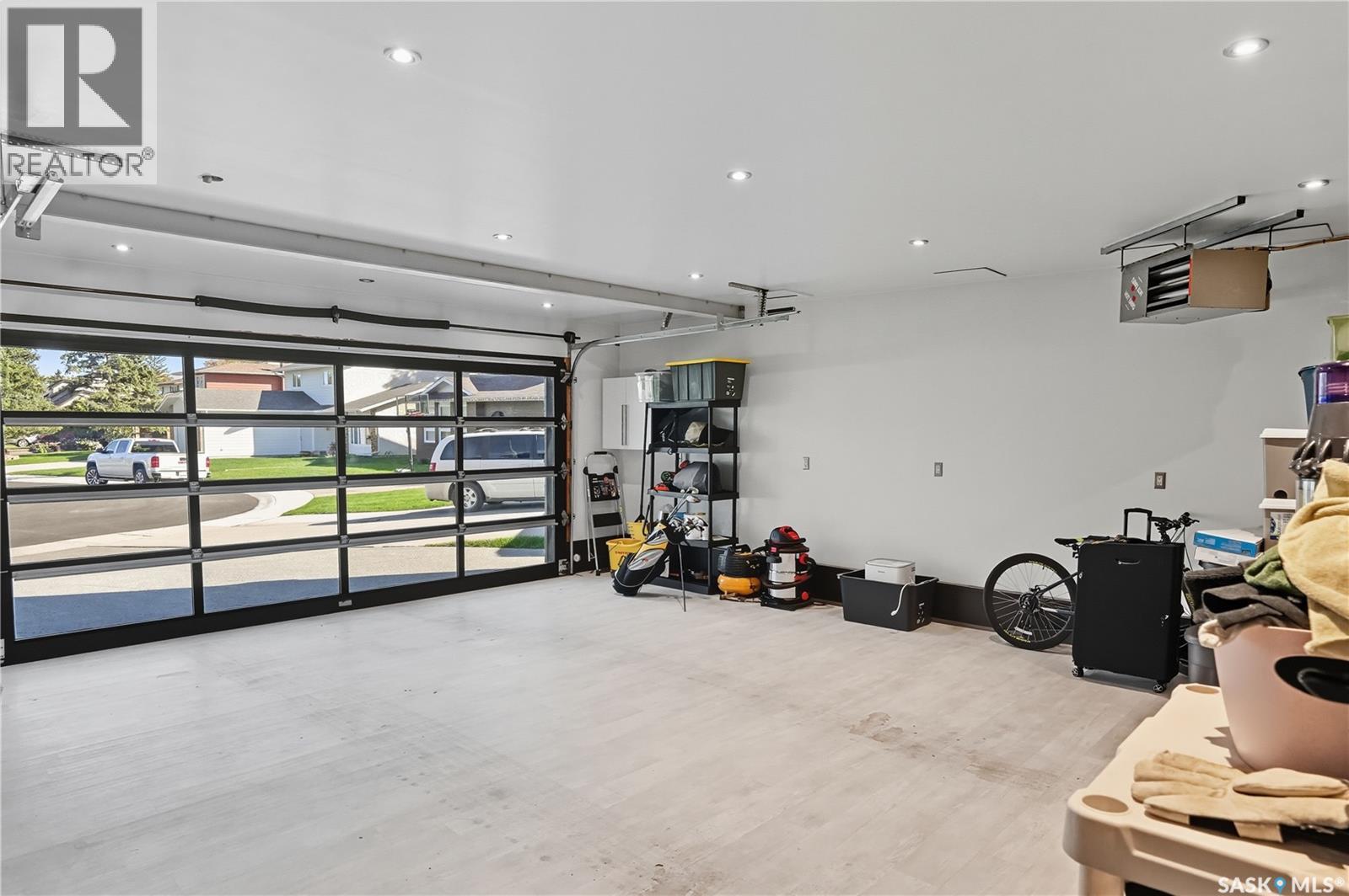 Single Family House 2 Level for Sale in  Leslie PLACE Regina 