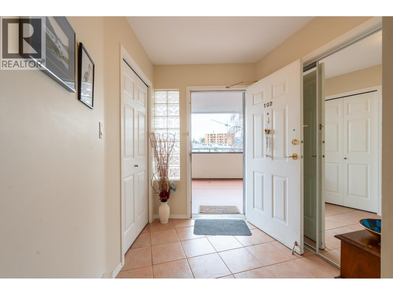 102 5470 INLET AVENUE, Sechelt