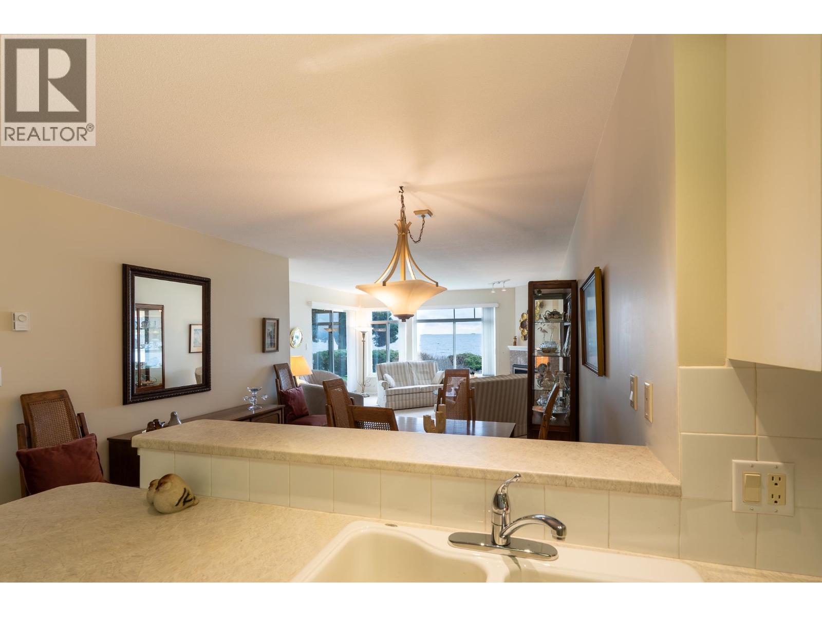 102 5470 INLET AVENUE, Sechelt