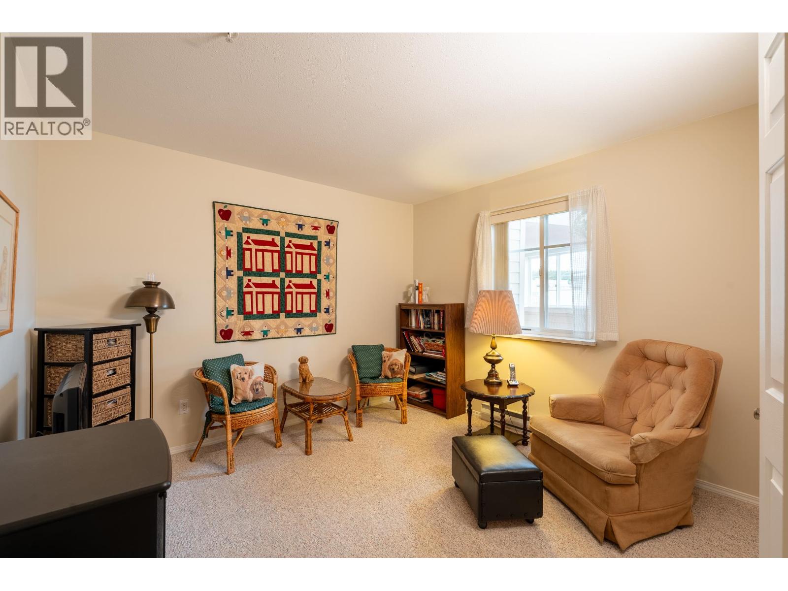 102 5470 INLET AVENUE, Sechelt