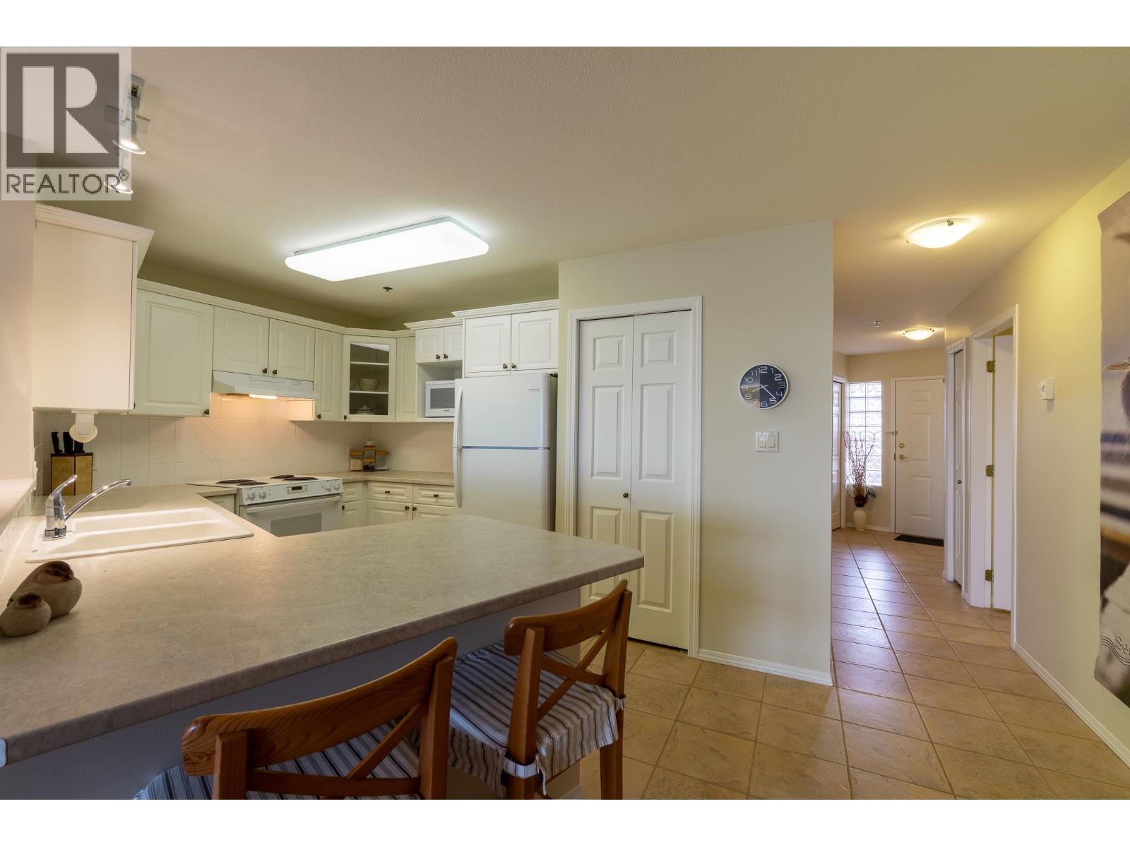 102 5470 INLET AVENUE, Sechelt