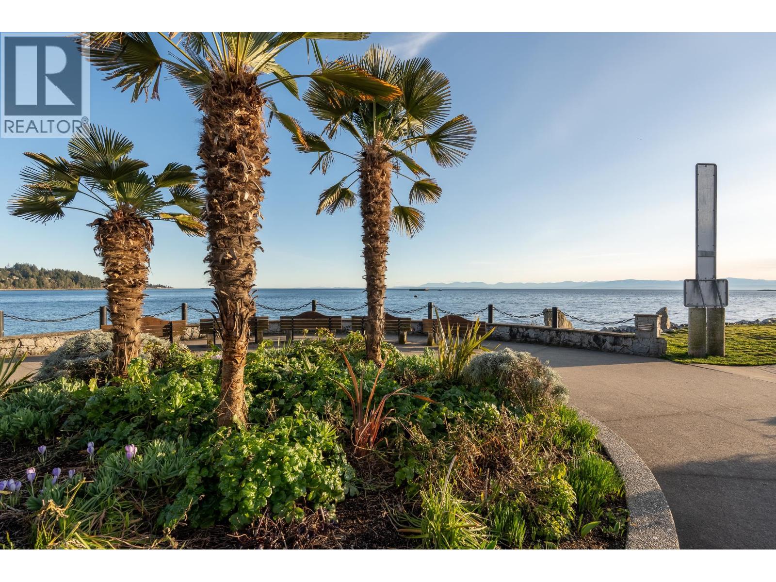 102 5470 INLET AVENUE, Sechelt