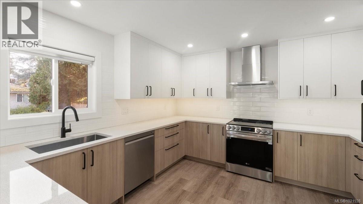 1021 Tillicum Rd, Esquimalt