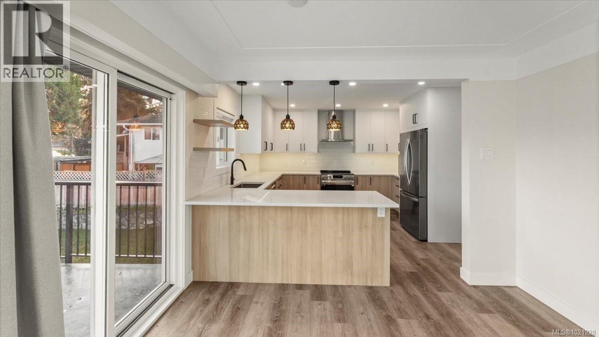 1021 Tillicum Rd, Esquimalt