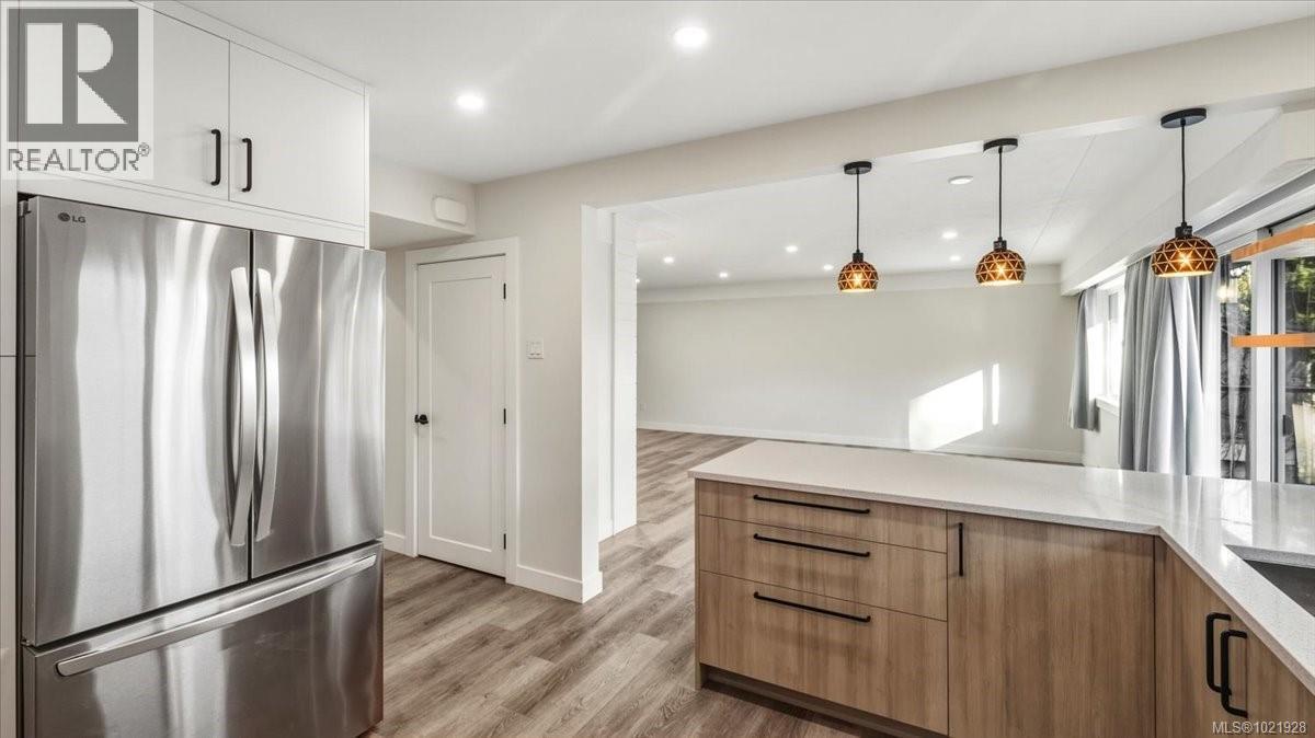 1021 Tillicum Rd, Esquimalt