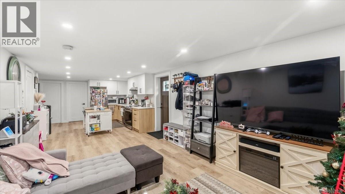 1021 Tillicum Rd, Esquimalt