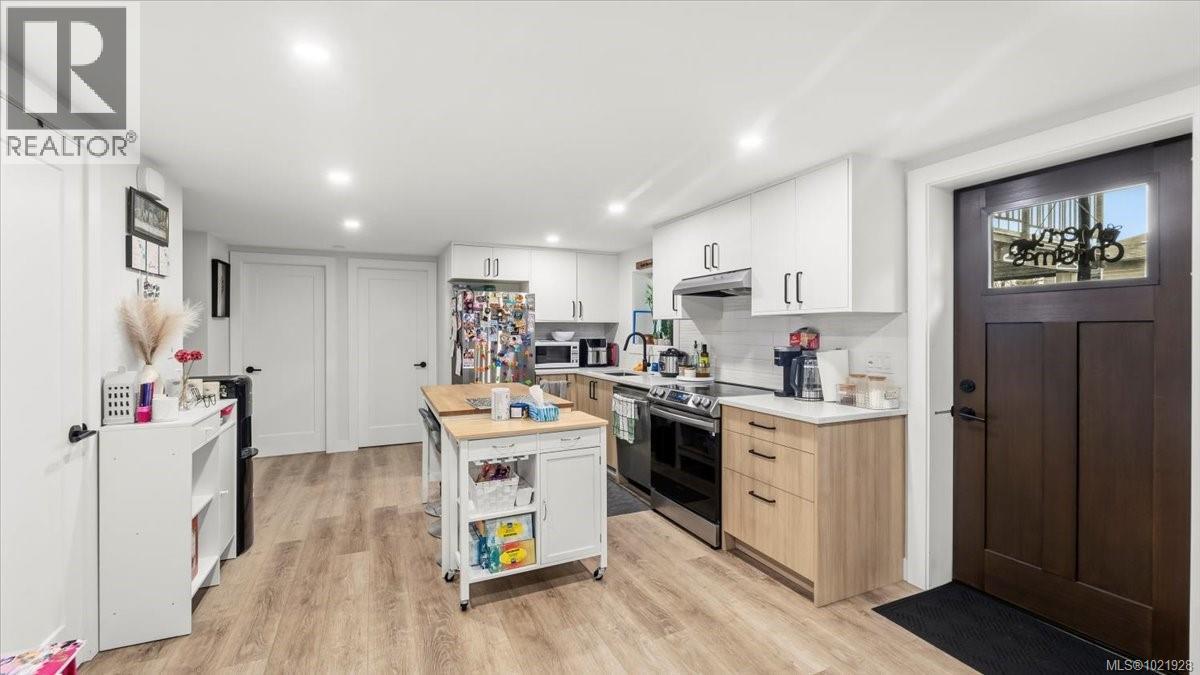 1021 Tillicum Rd, Esquimalt