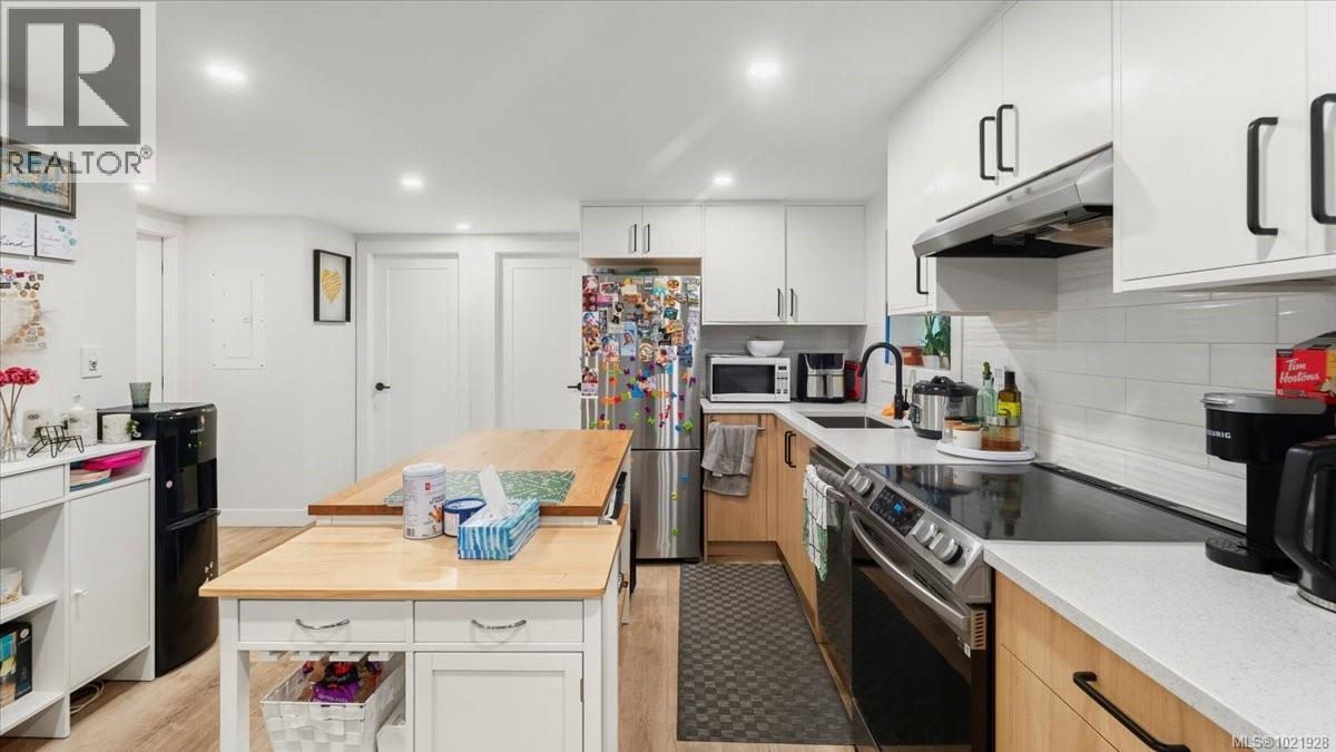 1021 Tillicum Rd, Esquimalt