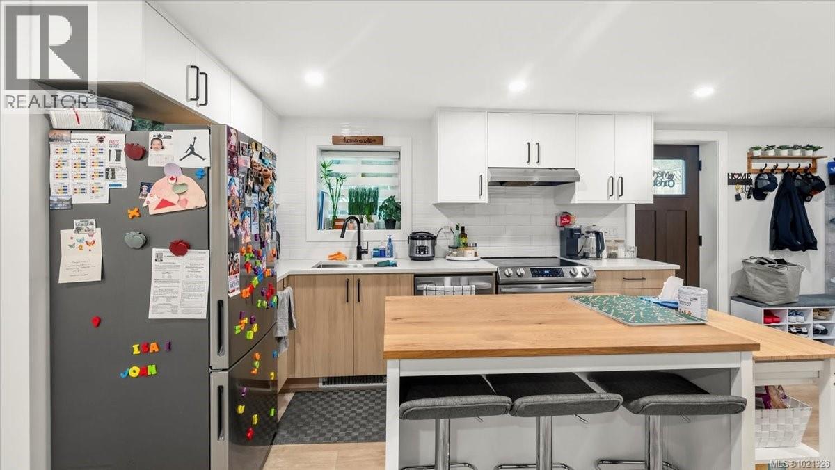 1021 Tillicum Rd, Esquimalt