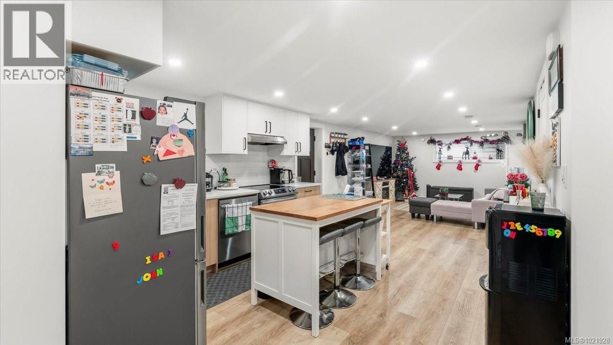 1021 Tillicum Rd, Esquimalt