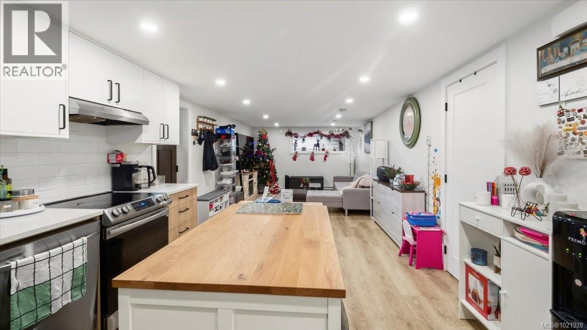 1021 Tillicum Rd, Esquimalt