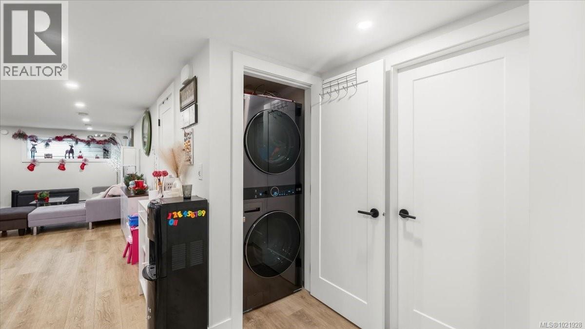 1021 Tillicum Rd, Esquimalt