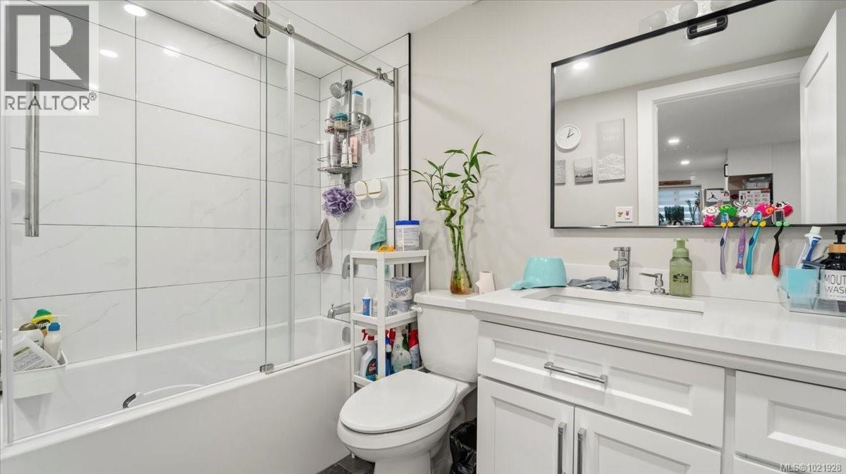 1021 Tillicum Rd, Esquimalt