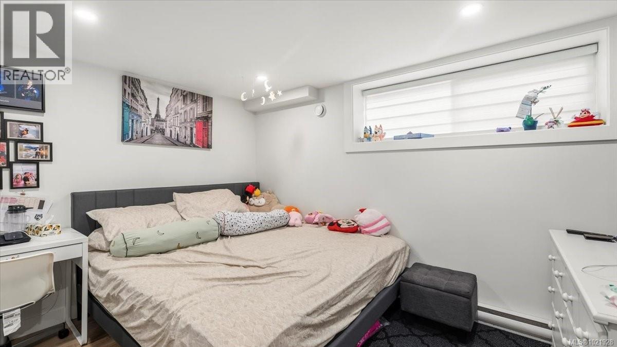 1021 Tillicum Rd, Esquimalt