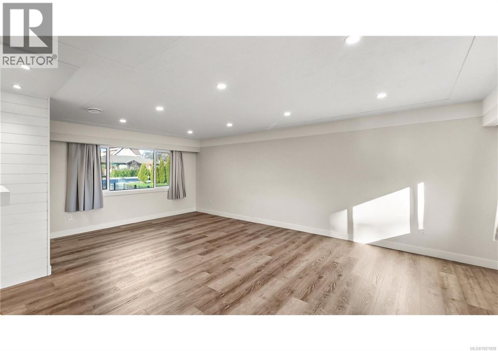 1021 Tillicum Rd, Esquimalt