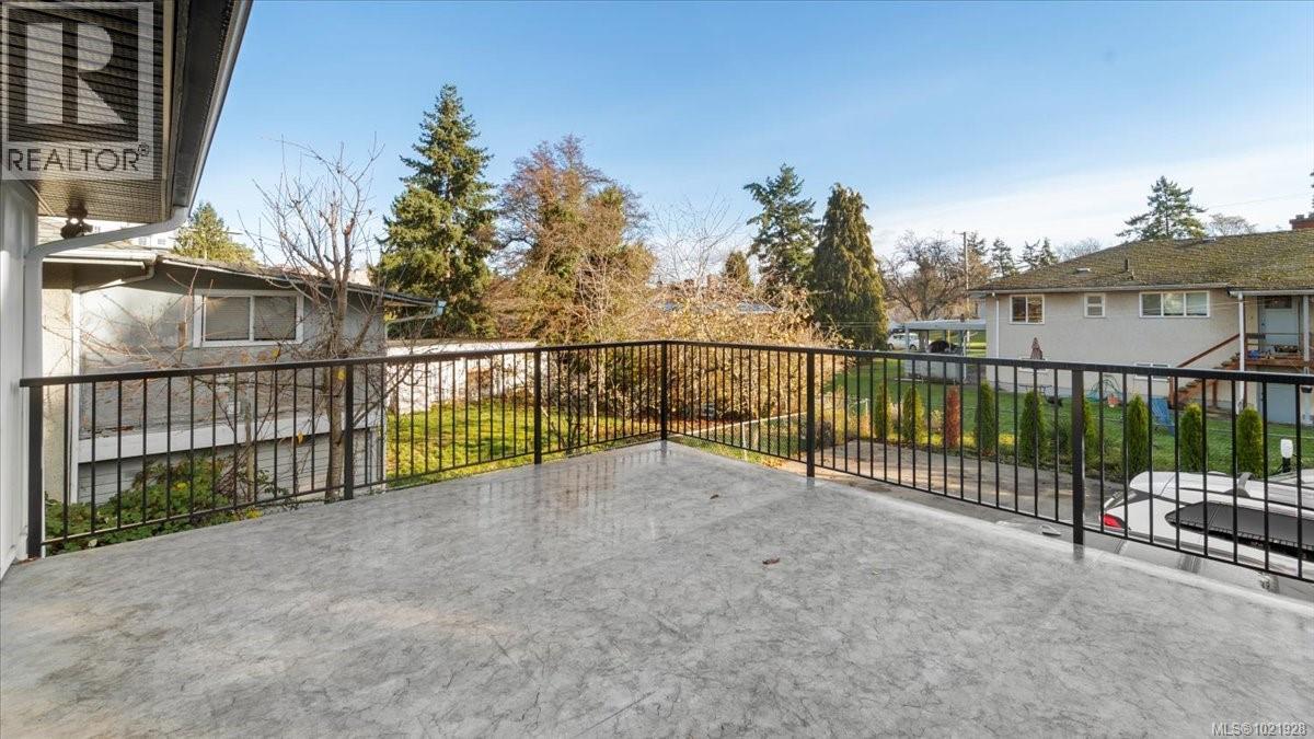 1021 Tillicum Rd, Esquimalt