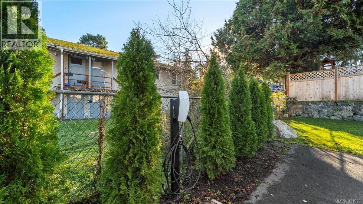 1021 Tillicum Rd, Esquimalt