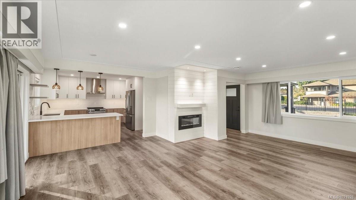 1021 Tillicum Rd, Esquimalt