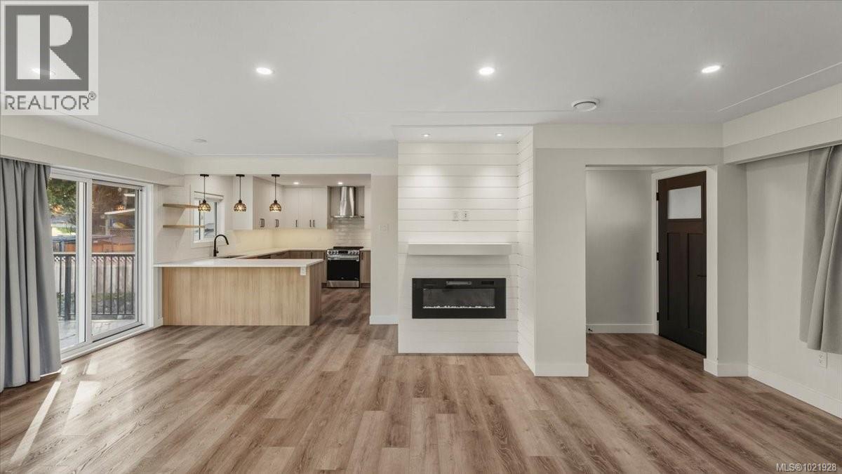 1021 Tillicum Rd, Esquimalt