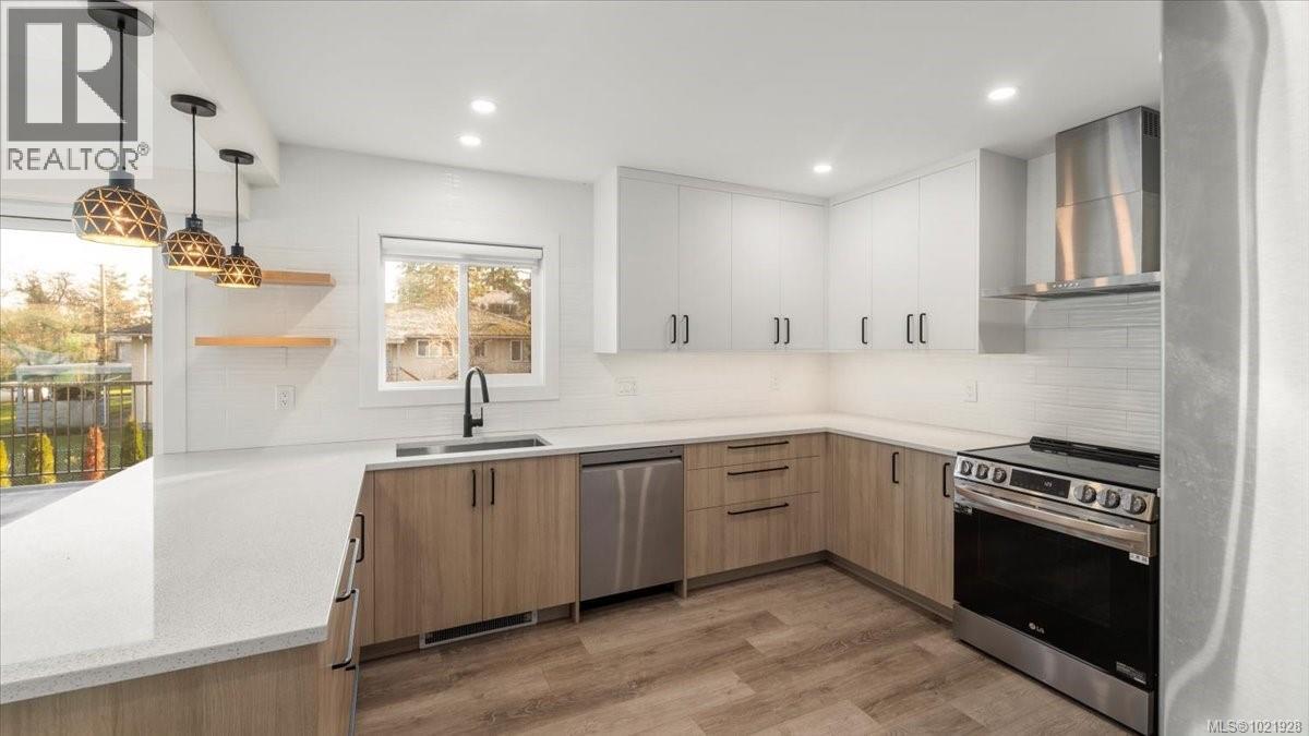 1021 Tillicum Rd, Esquimalt