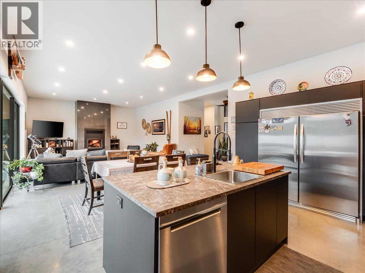 941 Redstone Drive, Rossland