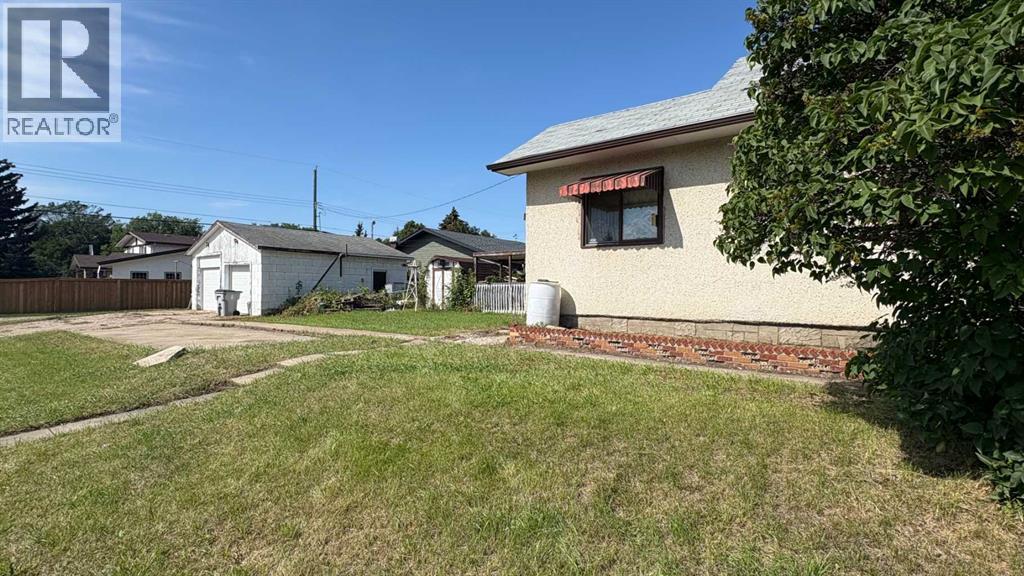 1137 4 Avenue - Photo 3 of 5, Wainwright, Alberta