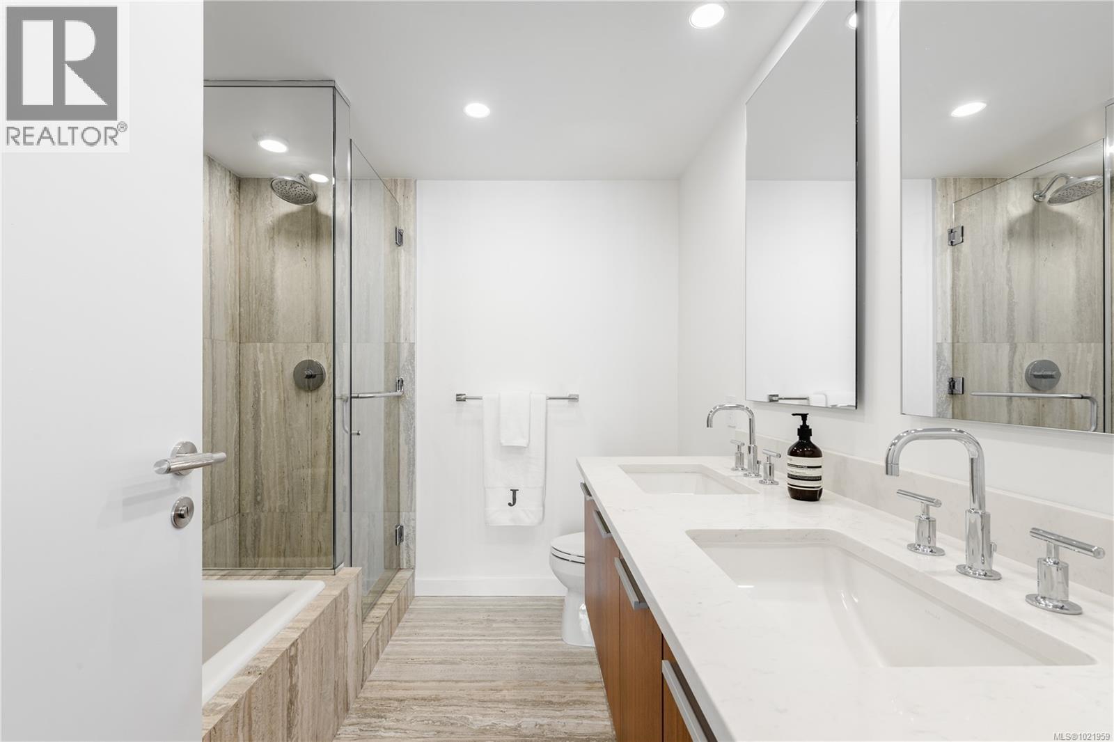 1105 707 Courtney St, Victoria